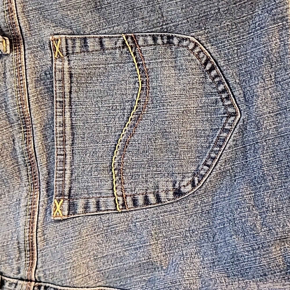 Ladies Jean Shorts - Picture 4 of 10